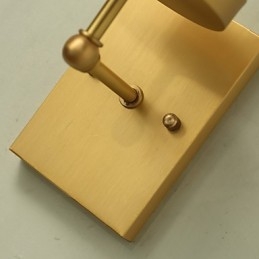 Applique da parete in ottone con luce verso l'alto in stile mini, caratteristica tradizionale classica del paese