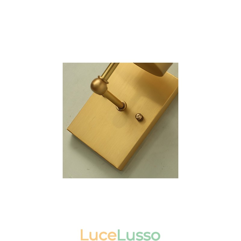 Applique da parete in ottone con luce verso l'alto in stile mini, caratteristica tradizionale classica del paese