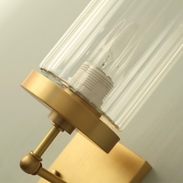 Applique da parete in ottone con luce verso l'alto in stile mini, caratteristica tradizionale classica del paese