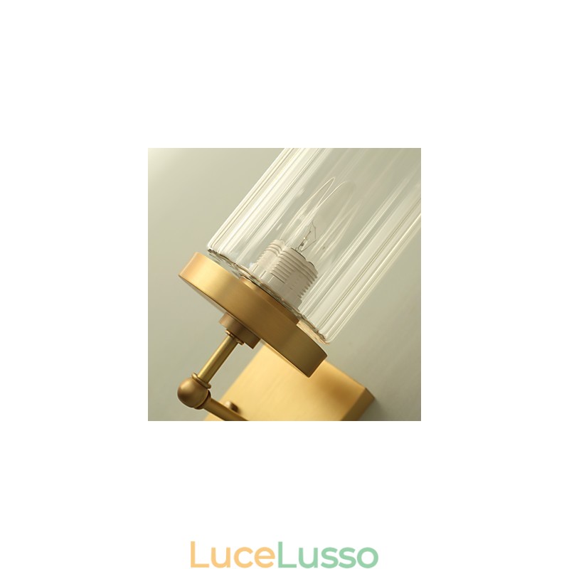 Applique da parete in ottone con luce verso l'alto in stile mini, caratteristica tradizionale classica del paese