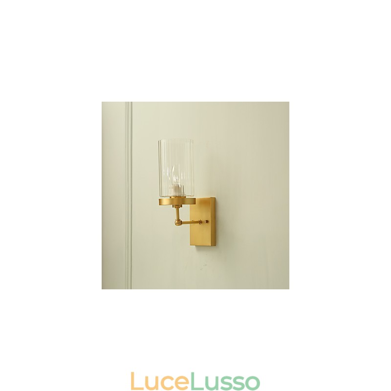 Applique da parete in ottone con luce verso l'alto in stile mini, caratteristica tradizionale classica del paese