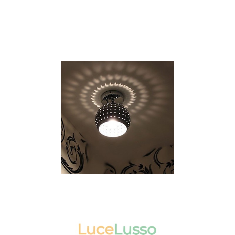 Lampada in ferro battuto con riflessione estetica a sfera porosa creativa che assorbe la luce della cupola