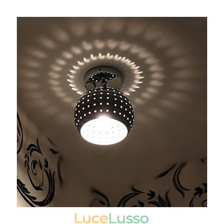 Lampada in ferro battuto con riflessione estetica a sfera porosa creativa che assorbe la luce della cupola Lampada in ferro battuto con riflessione estetica a sfera porosa creativa che assorbe la luce della cupola