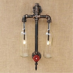 Bar in ferro con interruttore, lampada da parete trasparente con tubo dell'acqua e bottiglia di vino
