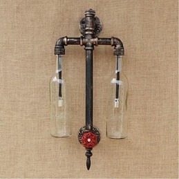 Bar in ferro con interruttore, lampada da parete trasparente con tubo dell'acqua e bottiglia di vino