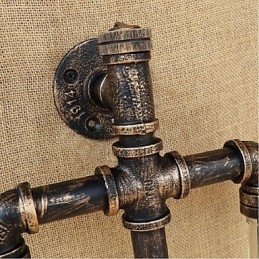 Bar in ferro con interruttore, lampada da parete trasparente con tubo dell'acqua e bottiglia di vino