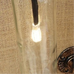 Bar in ferro con interruttore, lampada da parete trasparente con tubo dell'acqua e bottiglia di vino