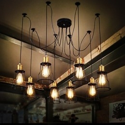 Designer di campagna che dipingono lampadari in metallo