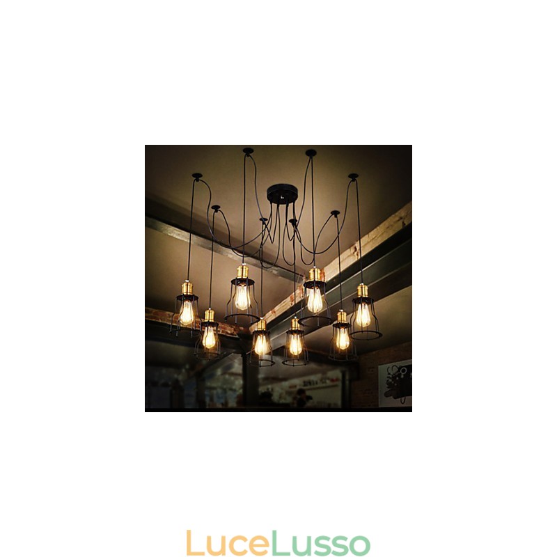 Designer di campagna che dipingono lampadari in metallo