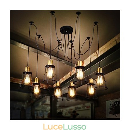 Designer di campagna che dipingono lampadari in metallo Designer di campagna che dipingono lampadari in metallo