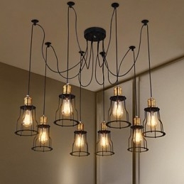 Designer di campagna che dipingono lampadari in metallo
