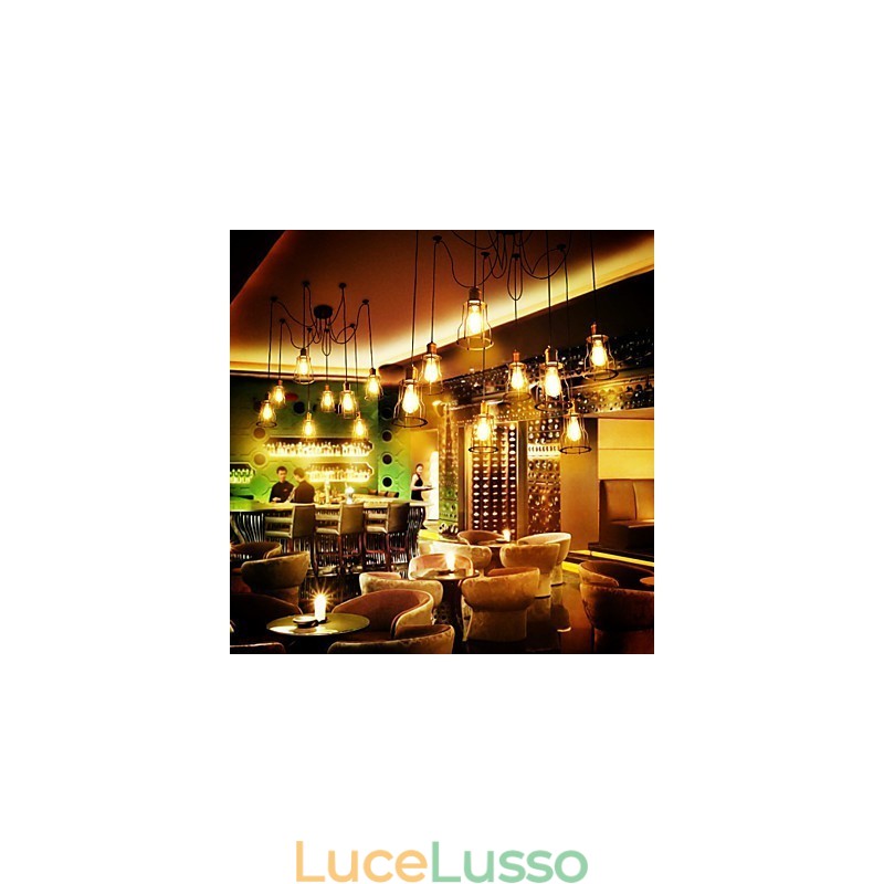 Designer di campagna che dipingono lampadari in metallo