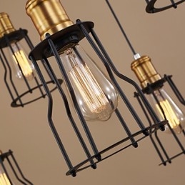 Designer di campagna che dipingono lampadari in metallo