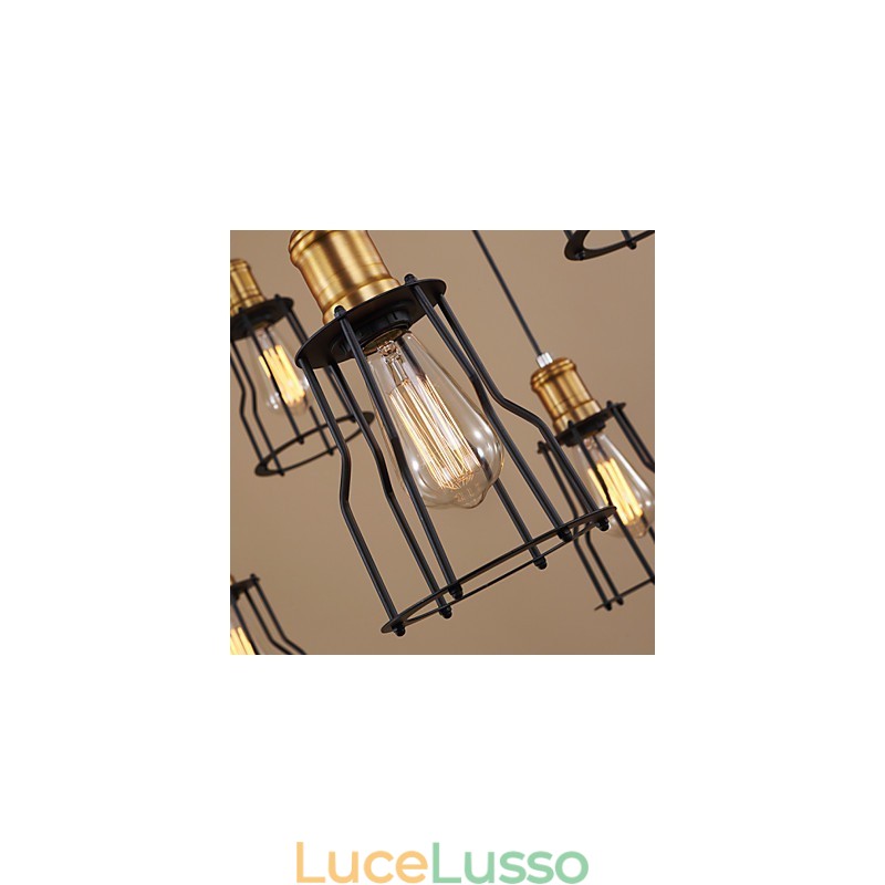 Designer di campagna che dipingono lampadari in metallo