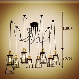 Designer di campagna che dipingono lampadari in metallo