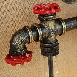 Lampada da parete retrò industriale con interruttore a vento e bottiglia d'acqua