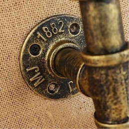 Lampada da parete retrò industriale con interruttore a vento e bottiglia d'acqua