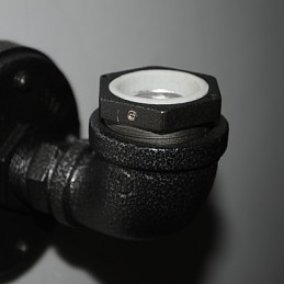 Semplice lampada da parete decorativa in tubo di ferro industriale retrò