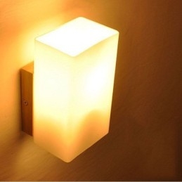 Lampada da parete in legno nordico con paralume in vetro