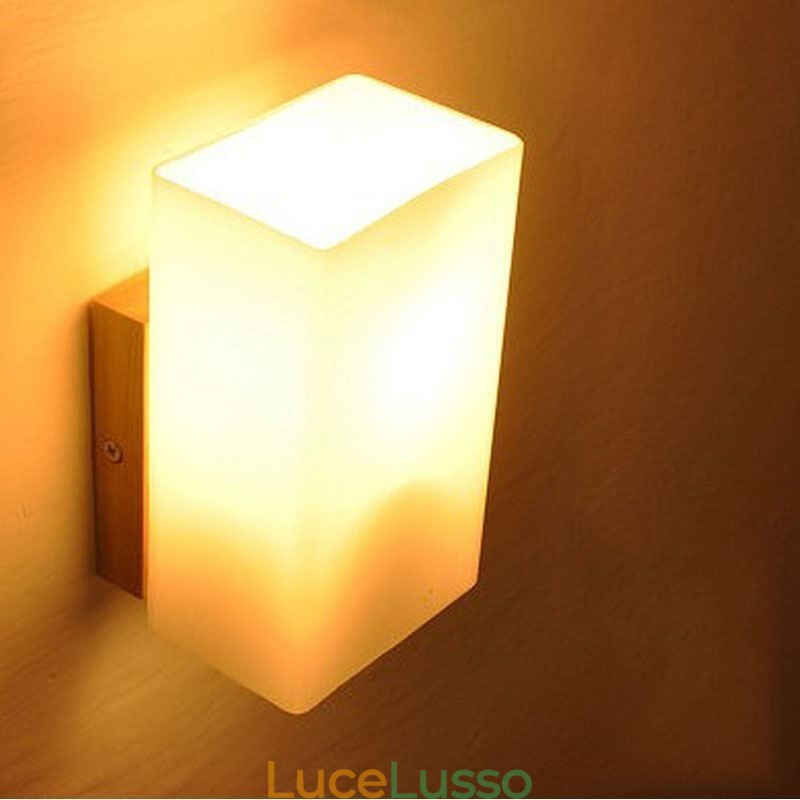 Lampada da parete in legno nordico con paralume in vetro