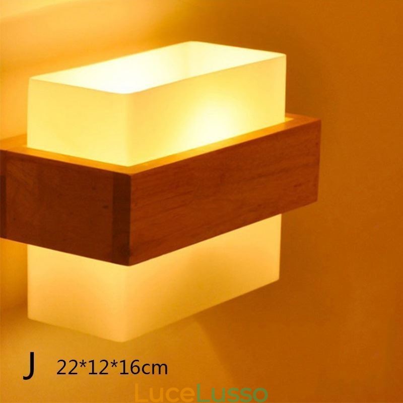 Lampada da parete in legno nordico con paralume in vetro