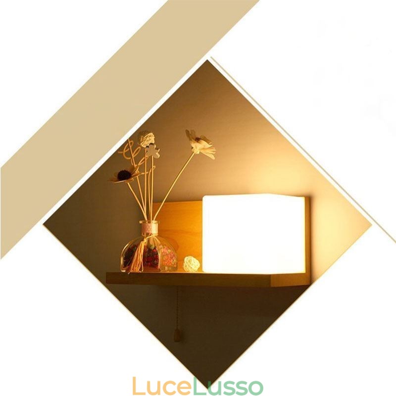 Lampada da parete in legno nordico con paralume in vetro