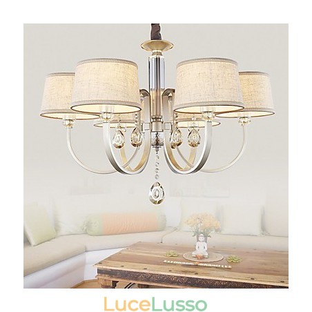 Lampadario in metallo dipinto con cristalli di campagna Lampadario in metallo dipinto con cristalli di campagna