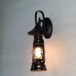 Lampada da parete vintage in metallo nero con lanterna a una luce