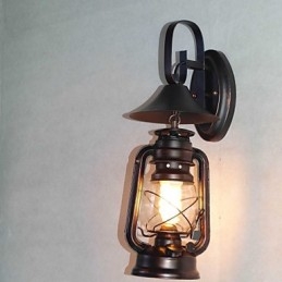Lampada da parete vintage in metallo nero con lanterna a una luce