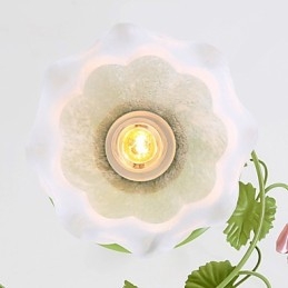 San Valentino I fiori e le piante del roseto assorbono la luce della cupola