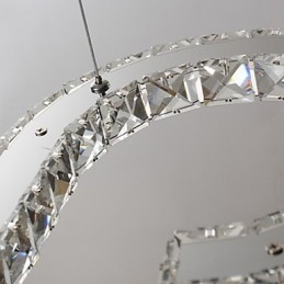 Lampada a sospensione moderna in metallo cromato e cristallo contemporaneo