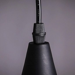 Lampada a sospensione aerodinamica in nero