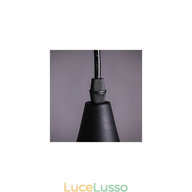 Lampada a sospensione aerodinamica in nero