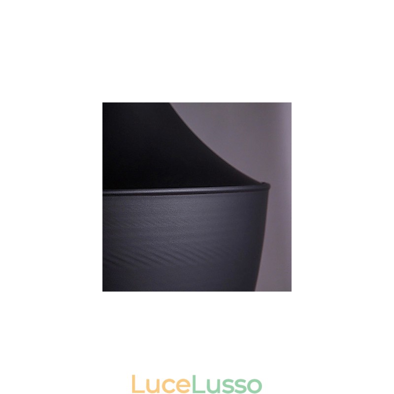 Lampada a sospensione aerodinamica in nero