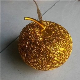 Lampadario in alluminio intrecciato con sette teste di mela