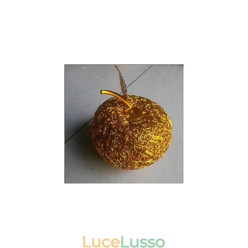 Lampadario in alluminio intrecciato con sette teste di mela