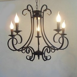 Lampadario in metallo dipinto in stile classico tradizionale