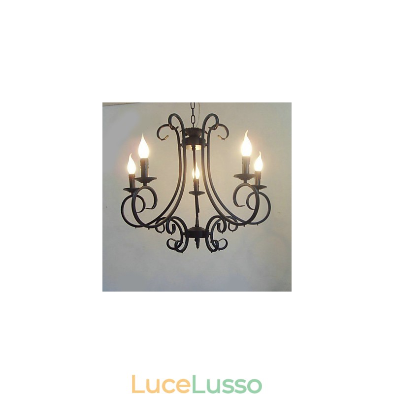 Lampadario in metallo dipinto in stile classico tradizionale