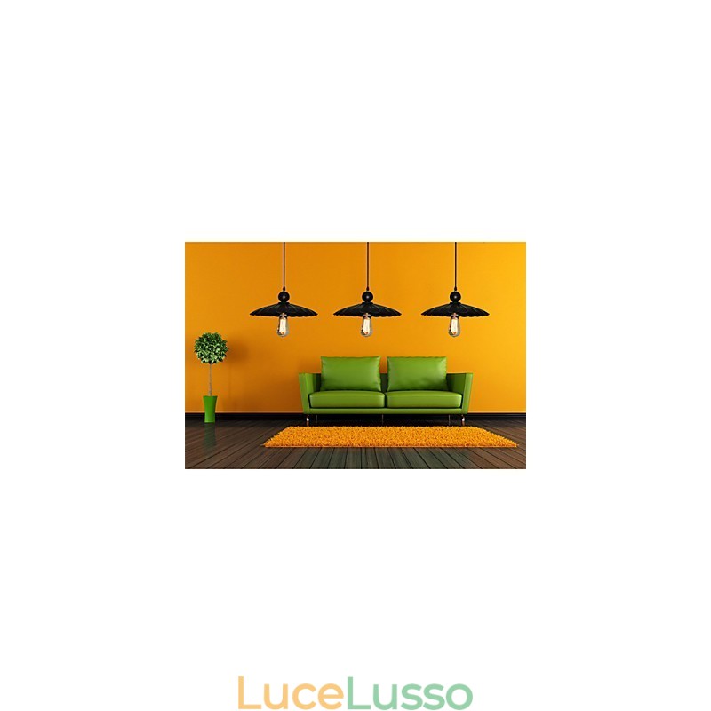 Ombrello nero vintage medio in metallo con una luce