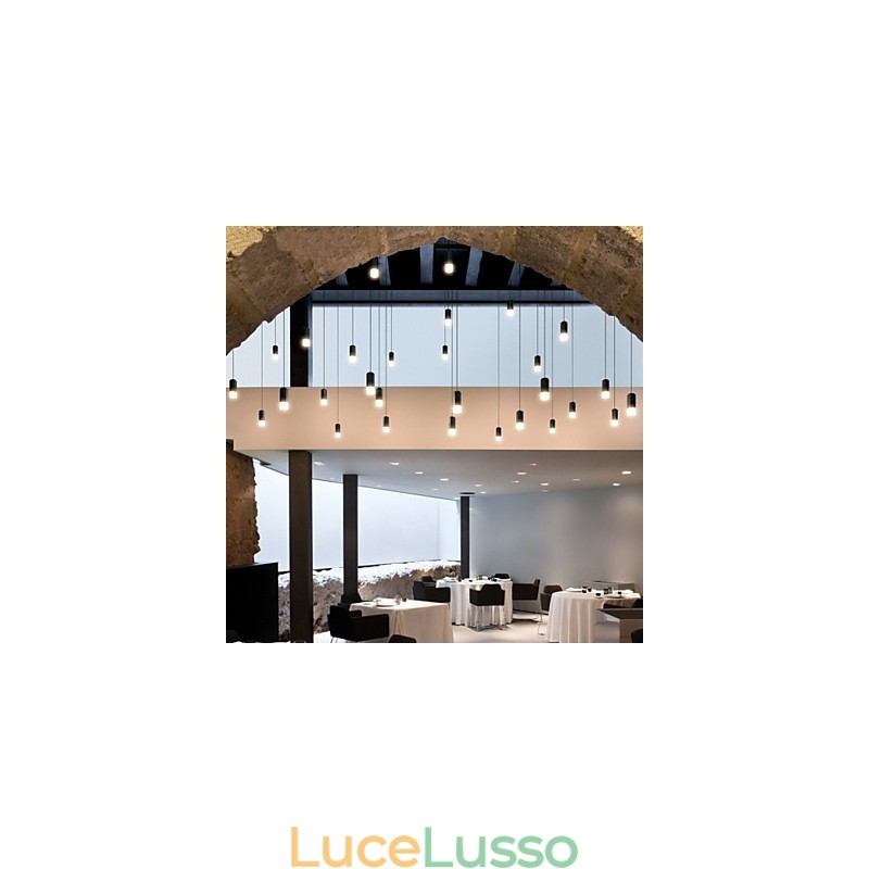 Lampada a sospensione con design geometrico e con cordone contratto in Europa settentrionale