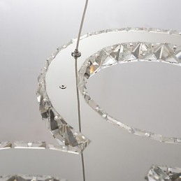 Lampada a sospensione moderna in metallo cromato e cristallo contemporaneo