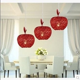Lampadario in alluminio intrecciato con lampada a tre teste Apple